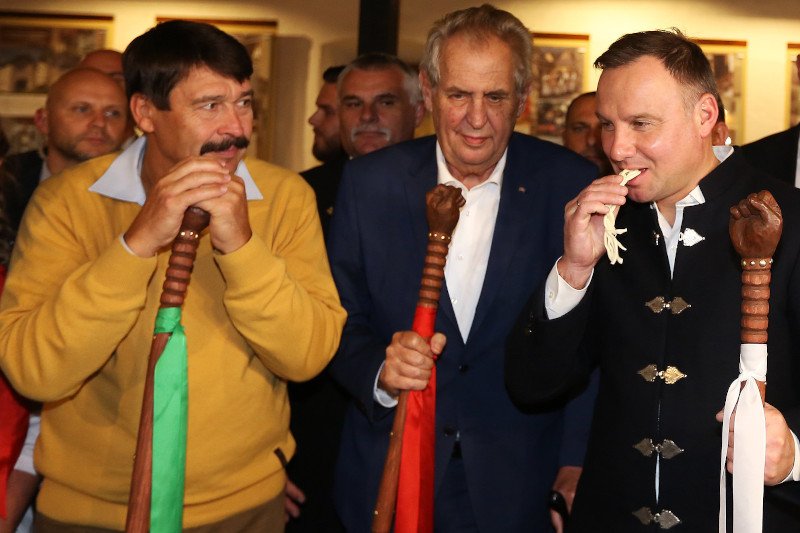 Prezydent Polski Andrzej Duda, prezydent Węgier Janos Ader (po lewej) i prezydent Czech Milosz Zeman podczas spotkania Grupy Wyszehradzkiej w 2018 roku.