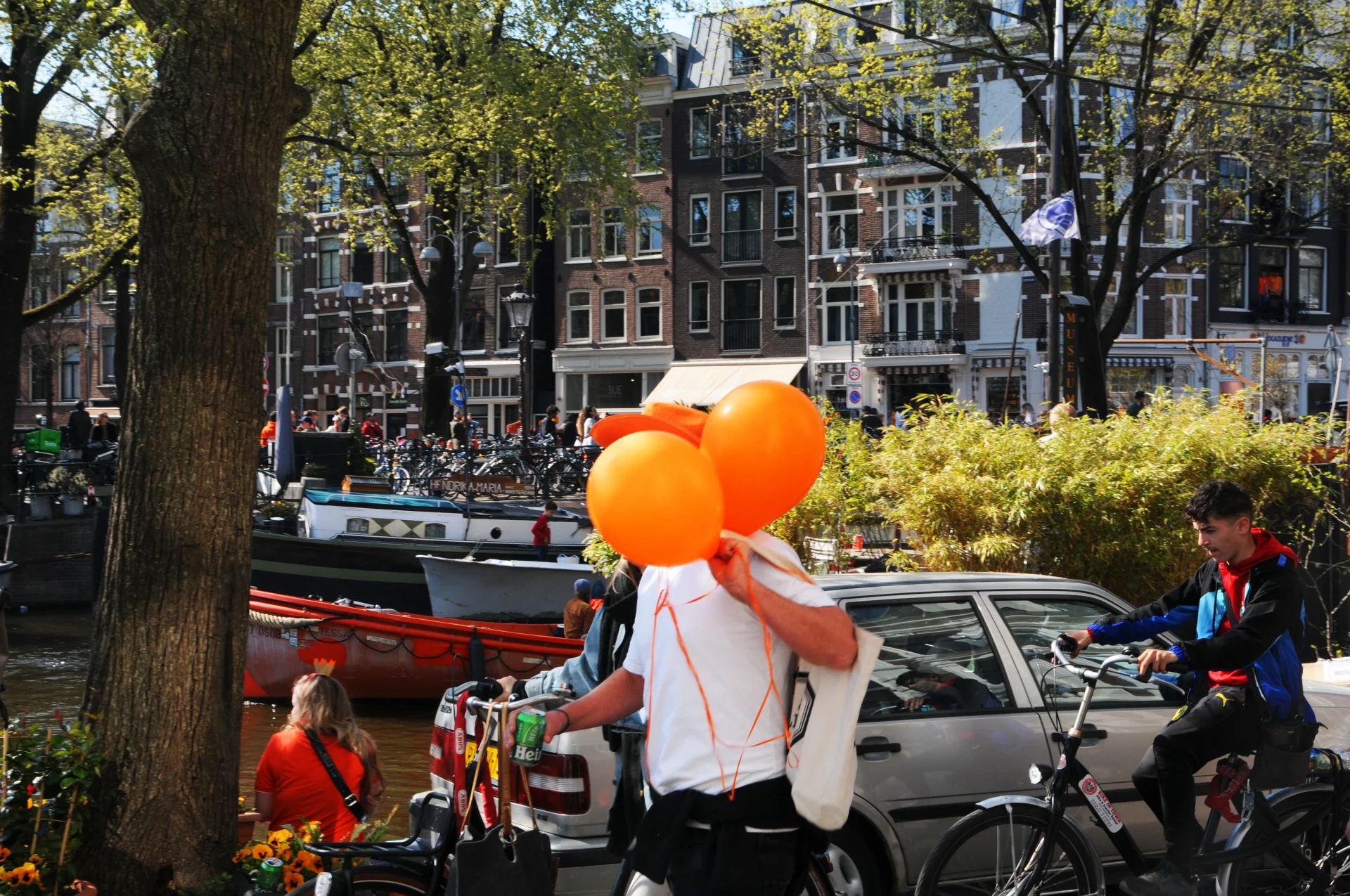 W Koningsdag ulice robią się pomarańczowe.