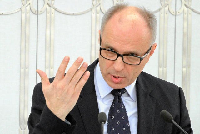 Przewodniczący KNF Andrzej Jakubiak sabotuje rząd?