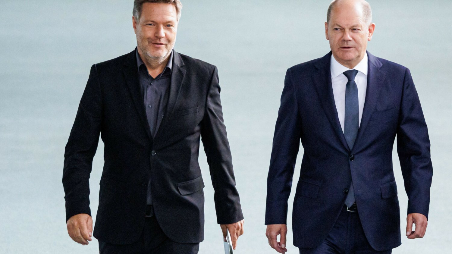 Kanclerz Niemiec Olaf Scholz i wicekanclerz Robert Habeck mogą być zadowoleni z poziomu wypełnienia niemieckich magazynów gazu. Kanclerz Niemiec Olaf Scholz (po prawej) i wicekanclerz Robert Habeck (po lewej).
