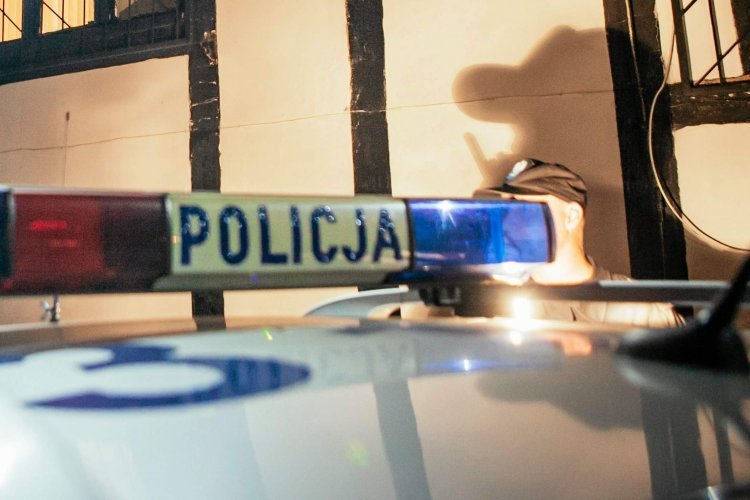 Policyjny radiowóz potrącił mężczyznę na pasach.