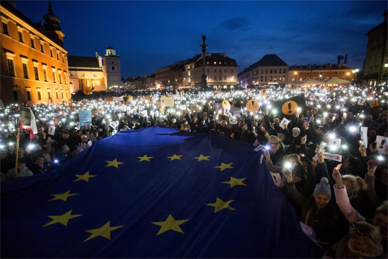 Przed Zamkiem Królewskim w Warszawie zgromadziły się tysiące mieszkańców, którzy popierają strajk nauczycieli.