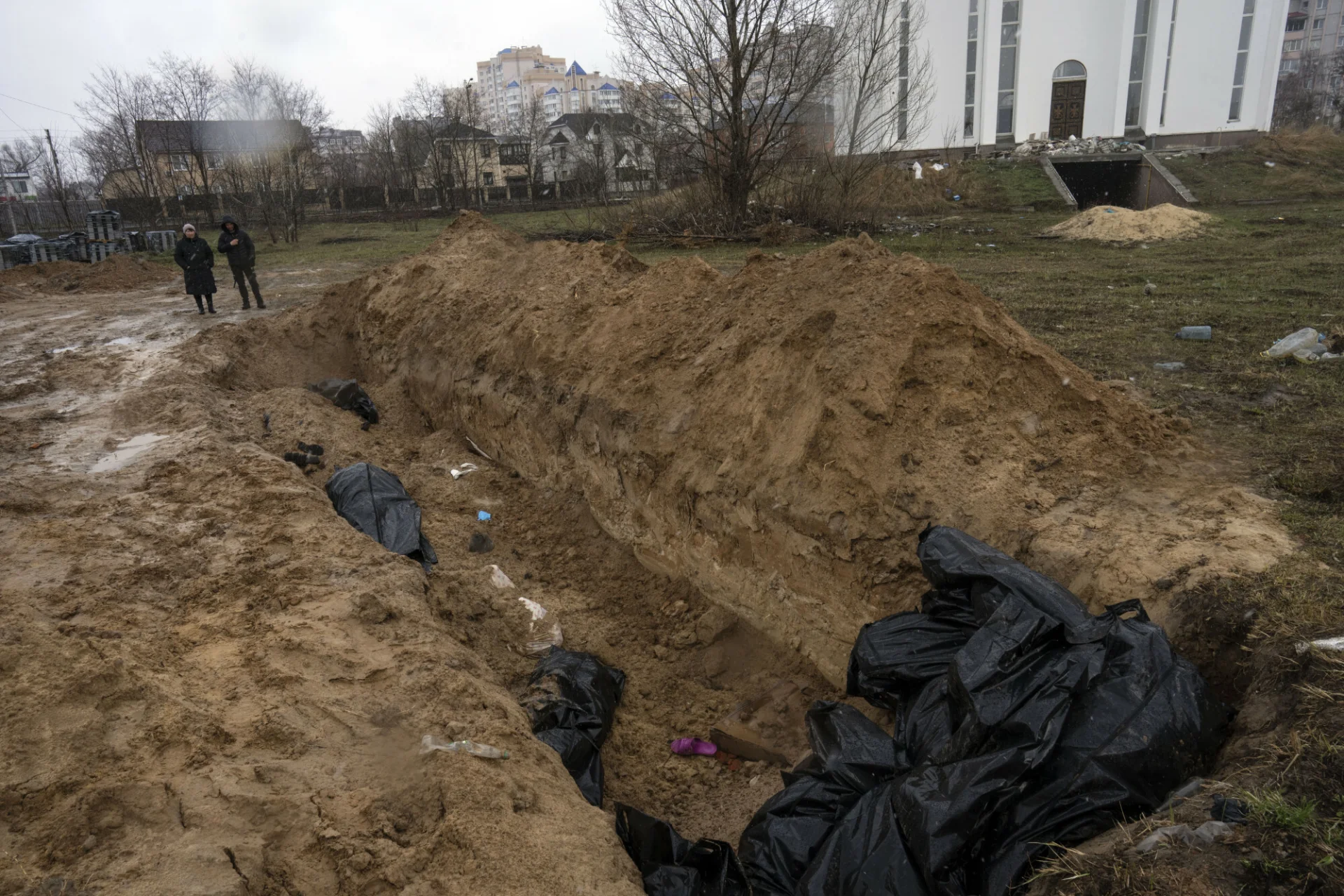 W Buczy ukraińskie siły odnalazły ciała ok. 300 cywilów, których trzeba było pochować w zbiorowych mogiłach.