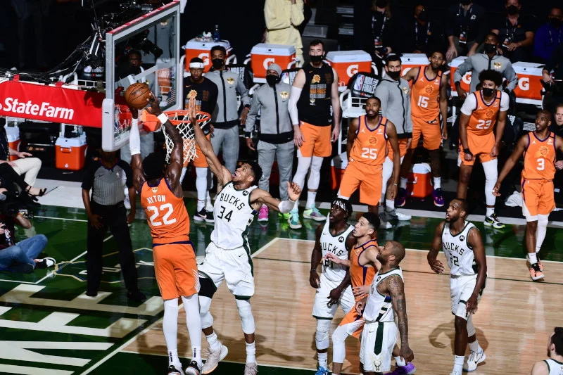 Przełomowy moment finałowego meczu numer 5. Kapitalny blok Giannisa, "ofiarą" DeAndre Ayton