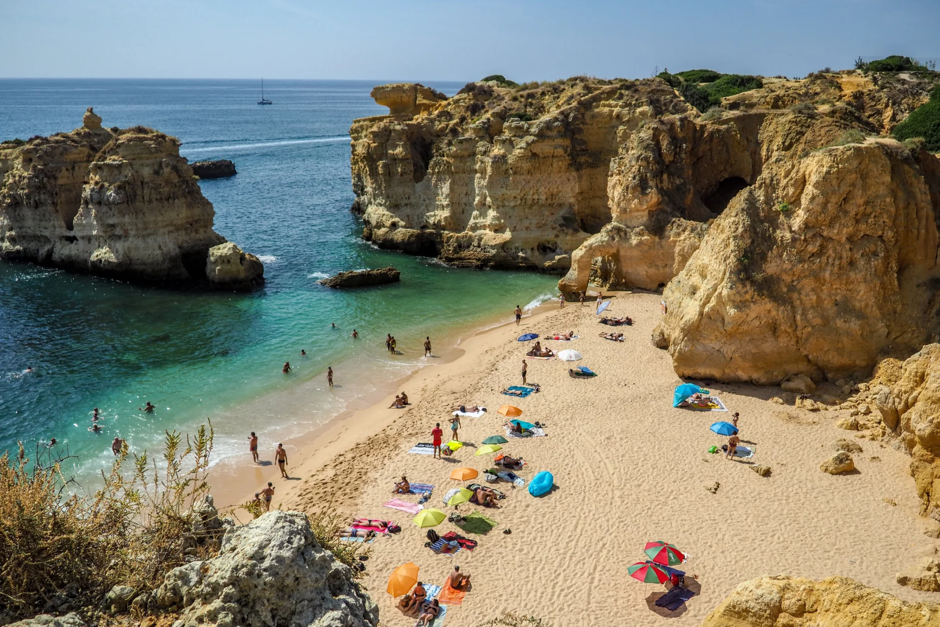 Macie dość wakacji cały czas w tym samym miejscu? Algarve w Portugalii zagwarantuje niesamowite widoki.