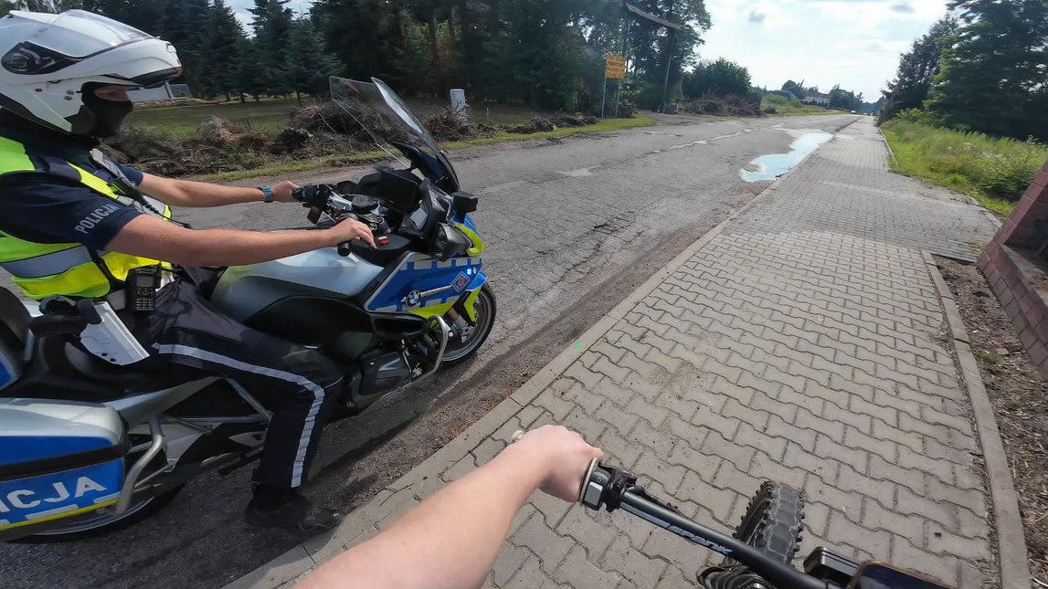 GTA Pabianice. 16-latek na hulajnodze uciekał przed policją i wszystko nagrywał