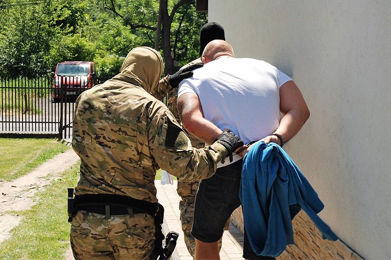 Straż Graniczna zatrzymała dziesięciu krakowskich kiboli, którzy... przemycali muzułmańskich imigrantów do Europy.