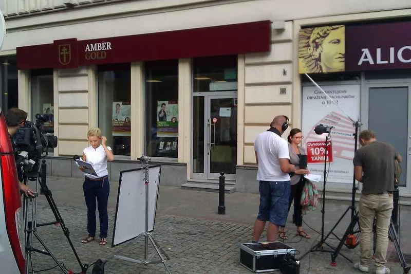 Media przed placówką Amber Gold w Warszawie