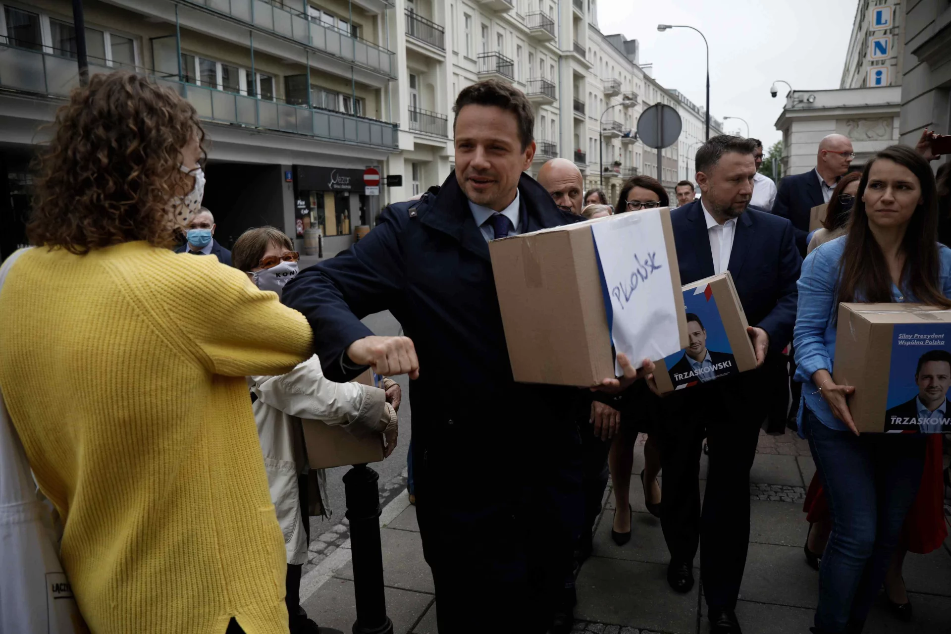 Rafał Trzaskowski złożył w PKW podpisy pod swoją kandydaturą w wyborach prezydenckich. Zebrał ich ponad 1,6 mln, a to podobno jeszcze nie wszystko. Rafał Trzaskowski złożył ponad 1,6 mln podpisów pod swoją kandydaturą w wyborach prezydenckich.