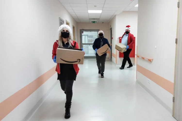 Pracownicy Amazon i wolontariusze Fundacji "Dr Clown" pojawili się w sześciu szpitalach w Polsce z prezentami dla dzieci.