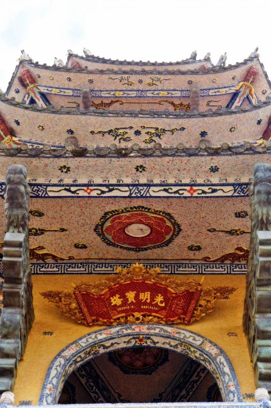 Pagoda Linh Puoc, czyli wietnamska wersja Lichenia - buddyjska świątynia pozostająca cały czas w budowie.
Zdjęcie z bloga [url=http://nasigoreng.pl] NasiGoreng.pl [/url]
