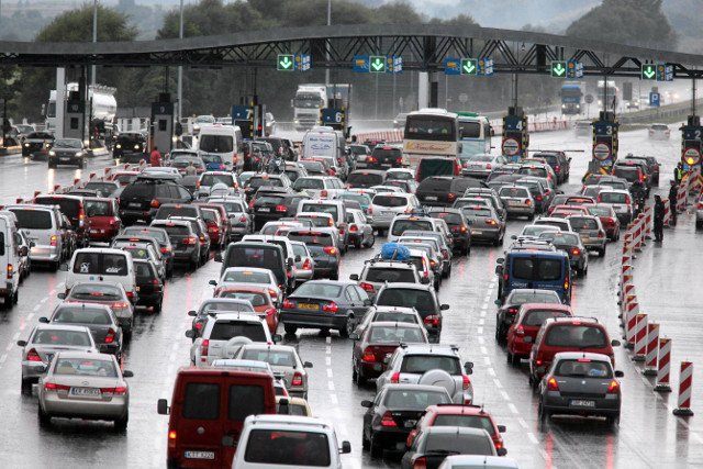 Korek przed bramkami opłat na A4.