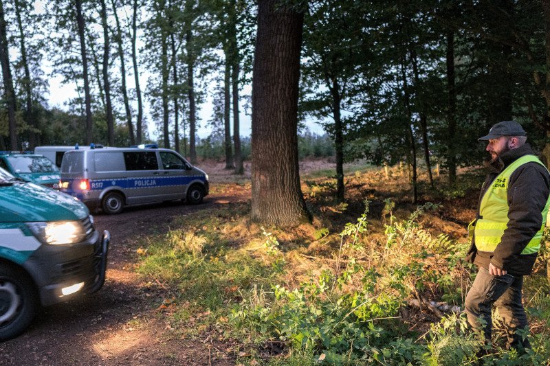 Teren wokół miejsca tragedii został zamknięty i musi zostać oczyszczony przez saperów, zanim będzie można zabrać ciała dwóch żołnierzy, którzy zginęli we wtorkowym wypadku.