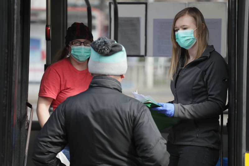 Z powodu restrykcji wprowadzonych w związku z epidemią koronawirusa, osoby bezdomne znalazły się w bardzo trudnej sytuacji.