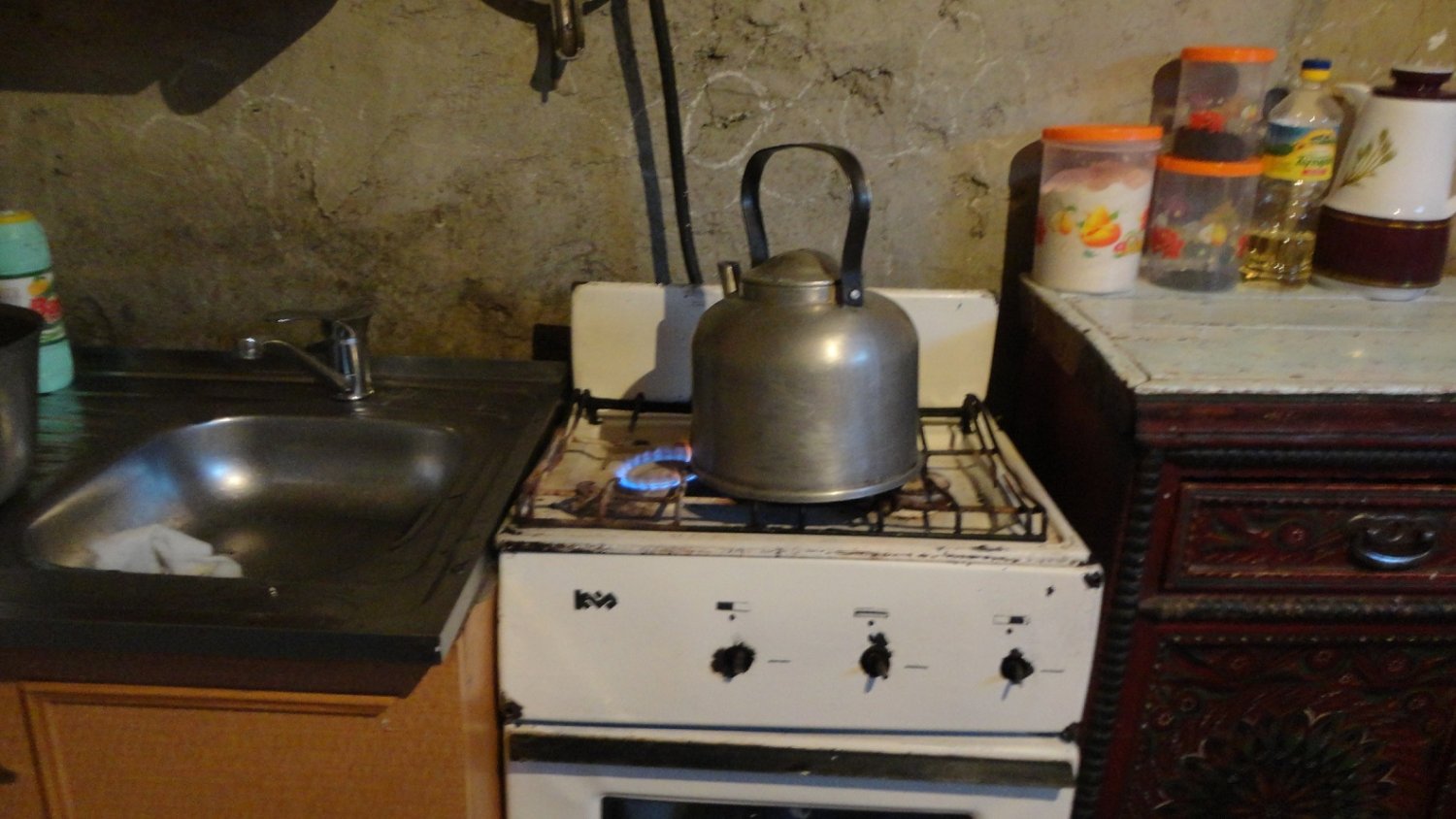 Palący się non stop gaz na kuchence w turkmeńskim domu – w końcu nie trzeba za niego płacić.