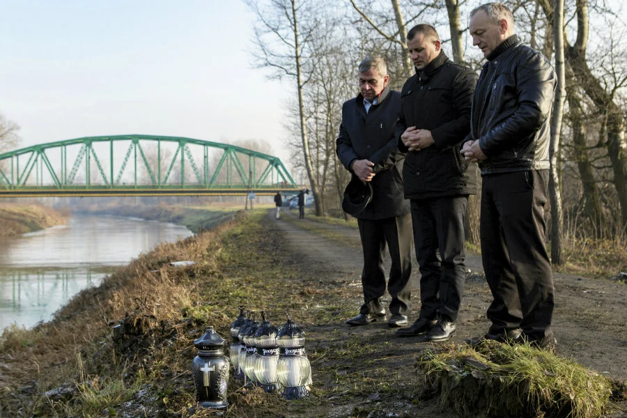 Mieszkańcy Tryńczy w miejscu, w którym daewoo tico wpadło do rzeki Wisłok.