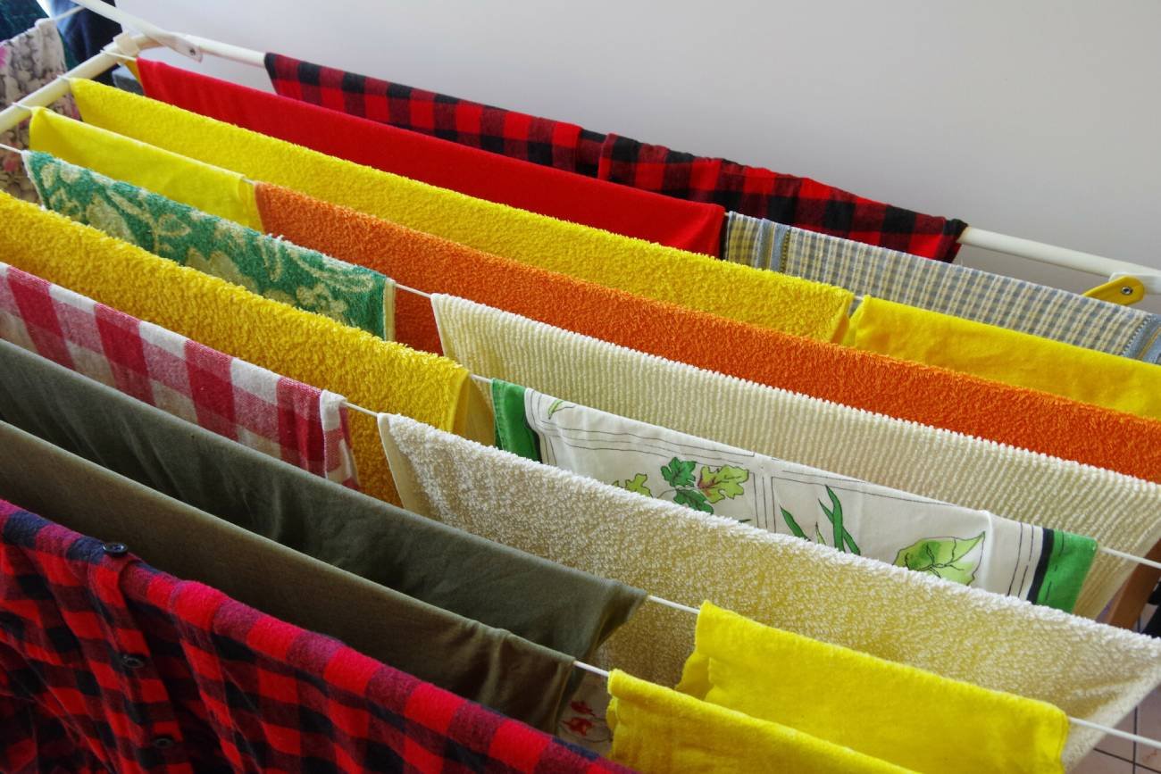 Kapsułki do prania pobrudziły ubrania. Dlaczego? Oto błędy