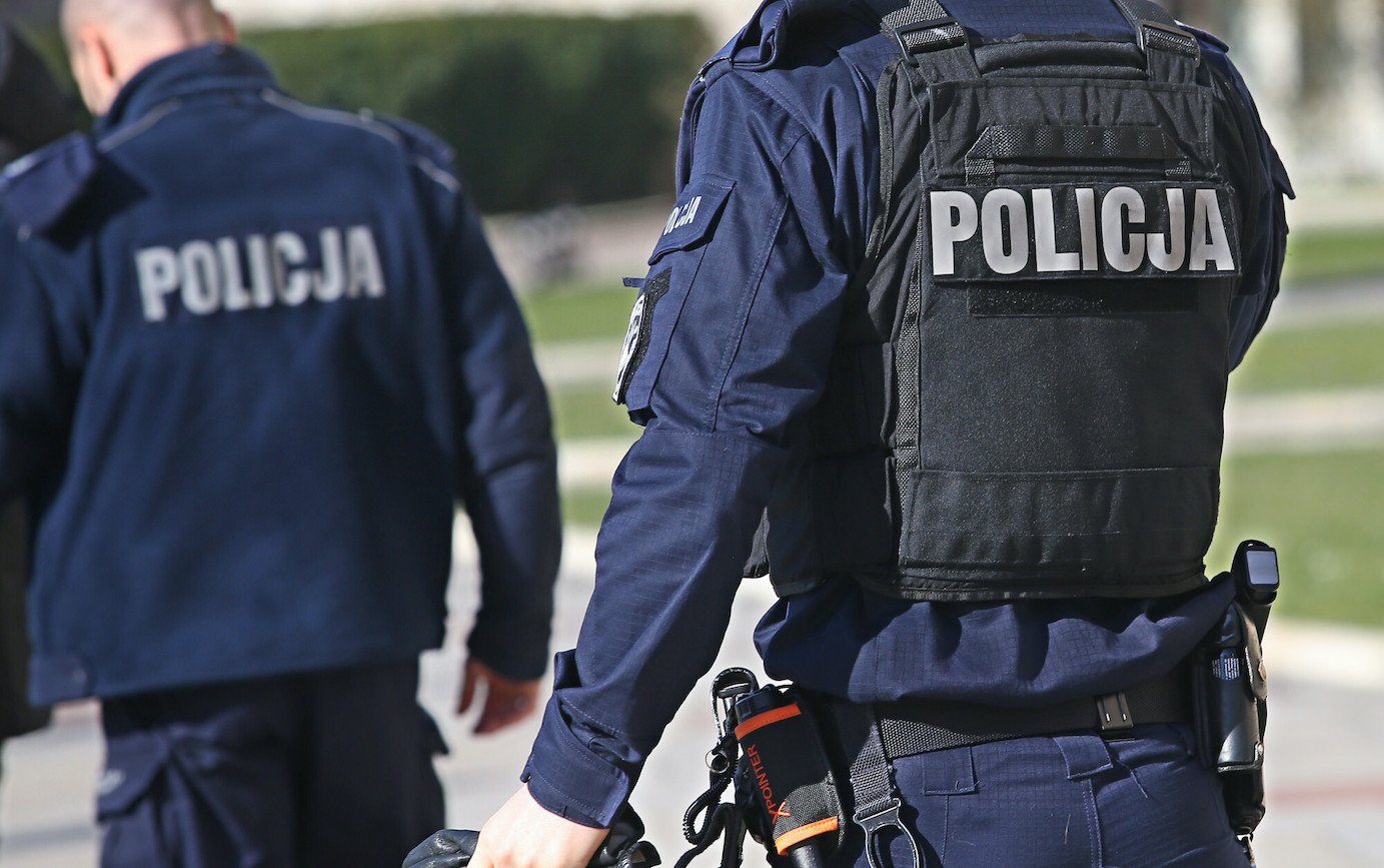 Policja skonfiskowała dzieciom kredę za malowanie chodnika pod siedzibą PiS. Dwie mamy wezwane na komisariat.