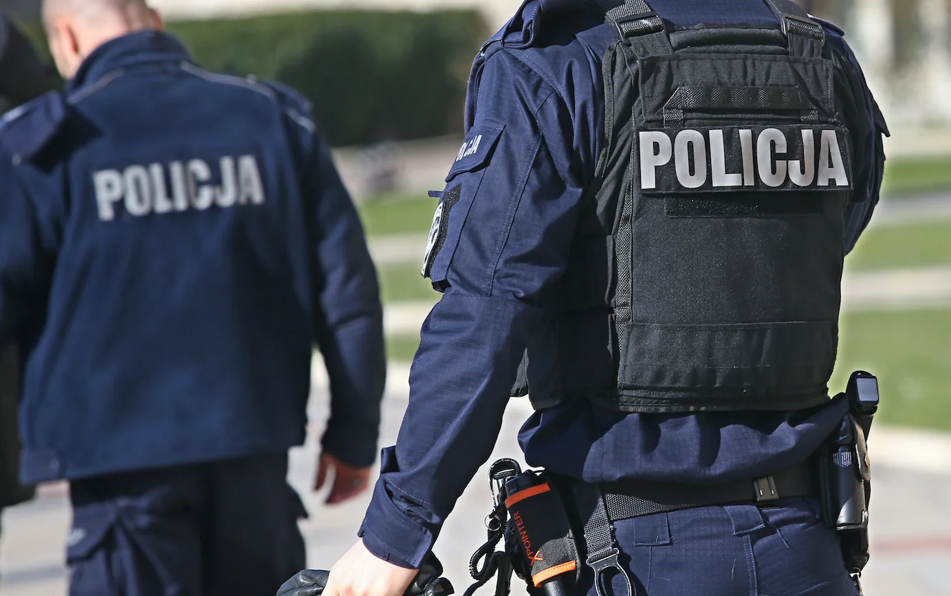 Policja skonfiskowała dzieciom kredę za malowanie chodnika pod siedzibą PiS. Dwie mamy wezwane na komisariat.