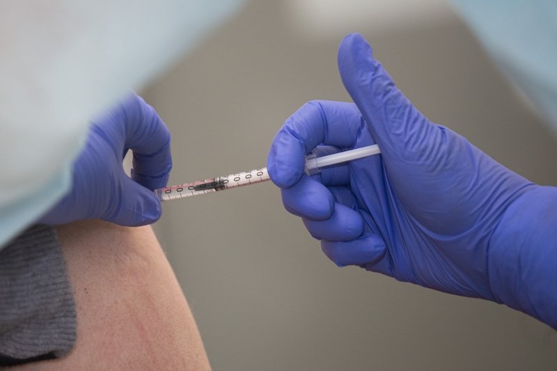 Johnson & Johnson opóźnia dostawy szczepionek do Europy. Jaki jest powód?