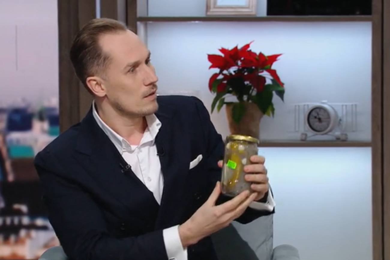 Berkowicz z Konfederacji zaskoczył w TV. Na wizji wyciągnął ogórki kiszone