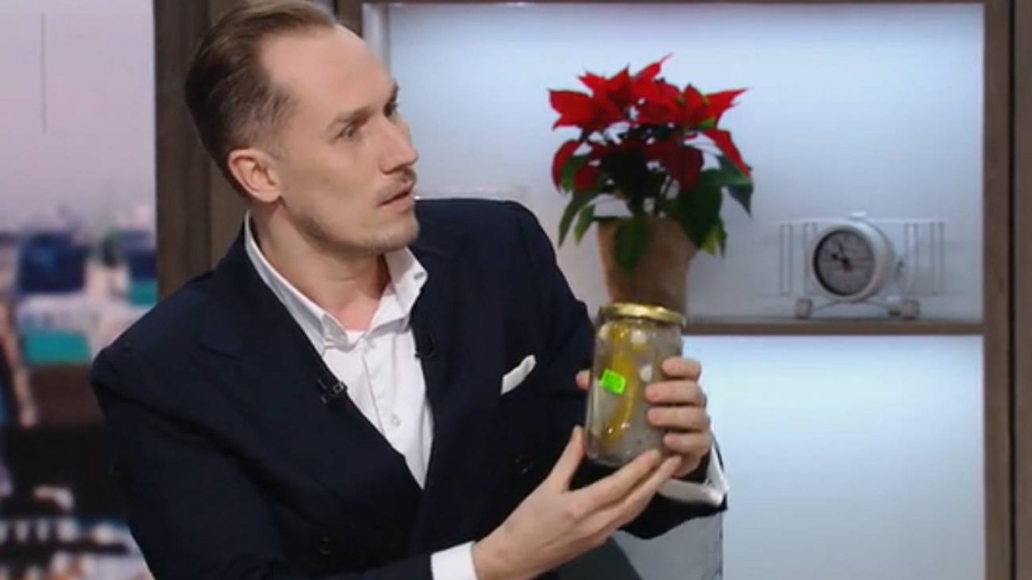 Berkowicz z Konfederacji zaskoczył w TV. Na wizji wyciągnął ogórki kiszone