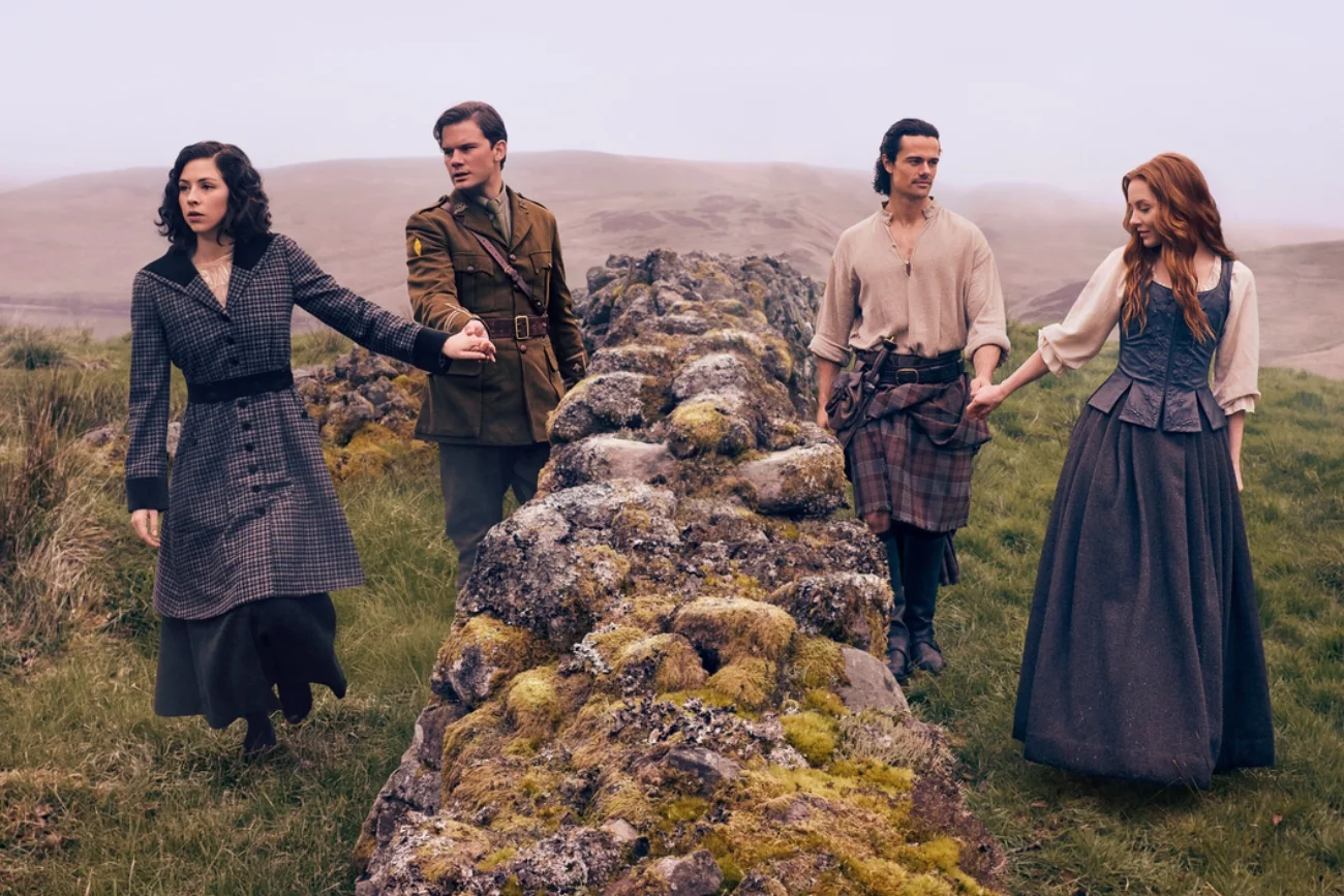 Hermione Corfield, Jeremy Irvine, Jamie Roy i Harriet Slater w serialu "Outlander: Krew z krwi"