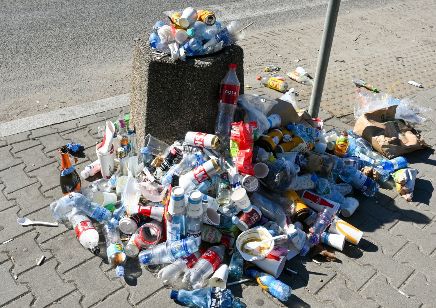 Do koszy ulicznych można wyrzucać drobne śmieci. Niektórzy przynoszą całe worki z domu, co jest karalne