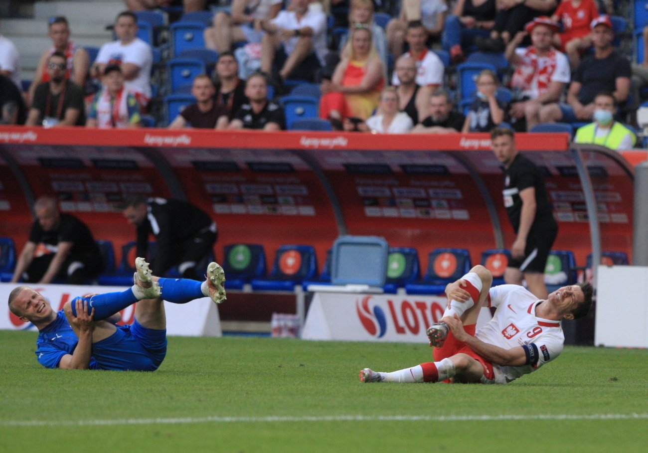 Robert Lewandowski ucierpiał w jednym ze starć podczas meczu z Islandią