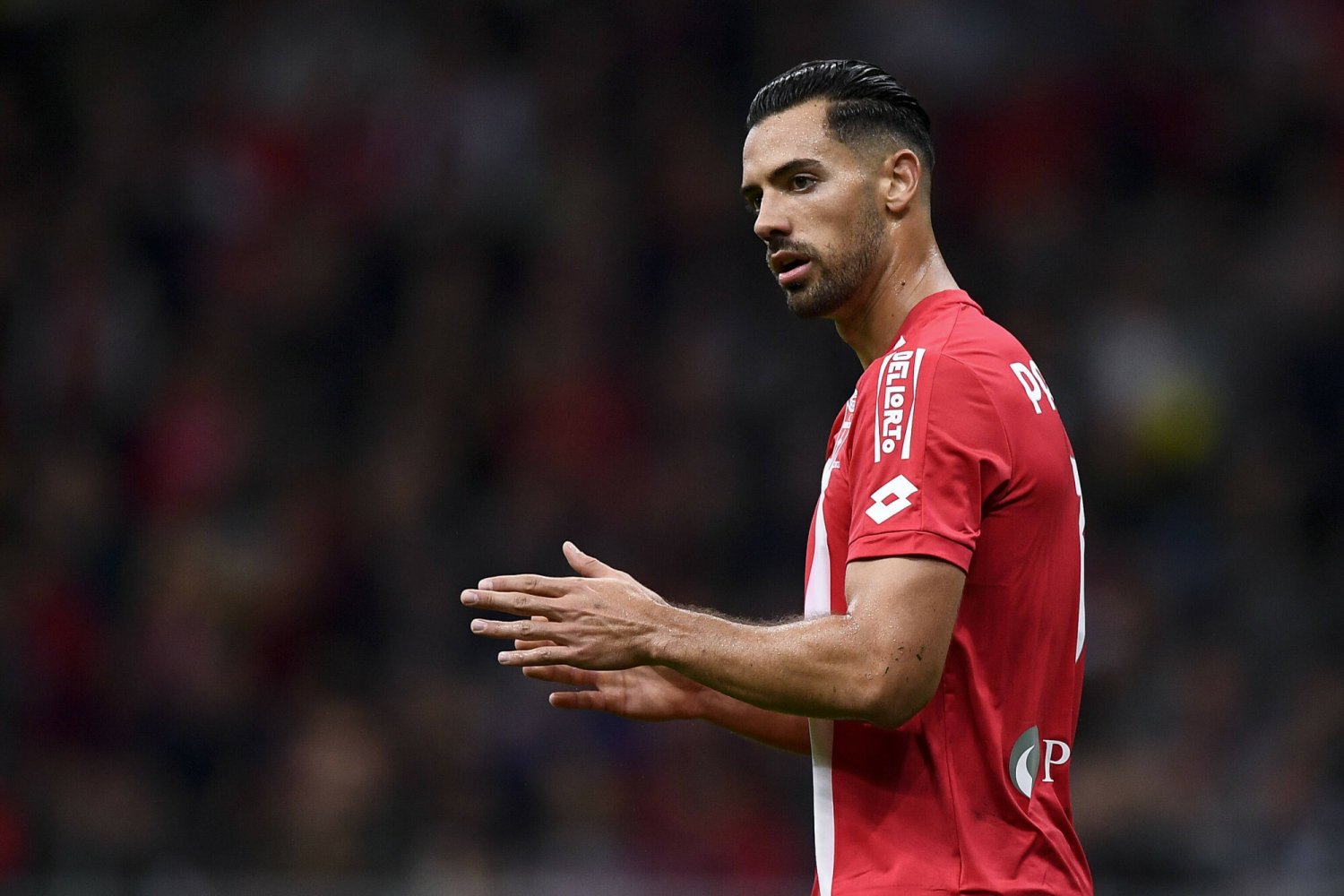 Piłkarz Arsenalu dźgnięty nożem. Dramat rozegrał się w sklepie, jedna osoba nie żyje