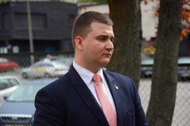 Poseł Nowoczesnej Piotr Misiło podejrzewał, że Bartłomiej Misiewicz mógł płacić służbową kartą za narkotyki. BYły rzecznik MON zapowiedział pozew