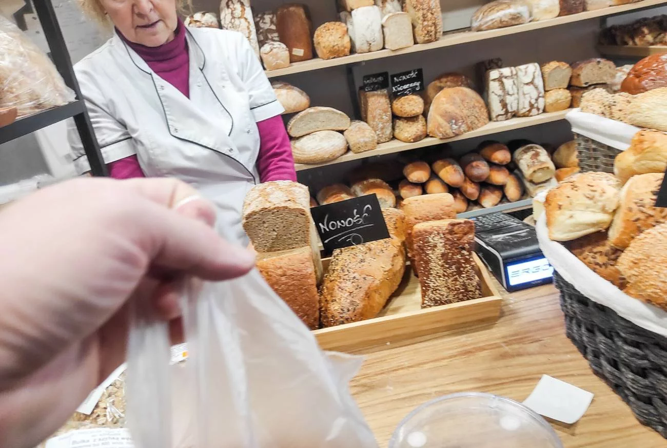 Chleba nie można trzymać w torebce. Oto, jak go przechowywać