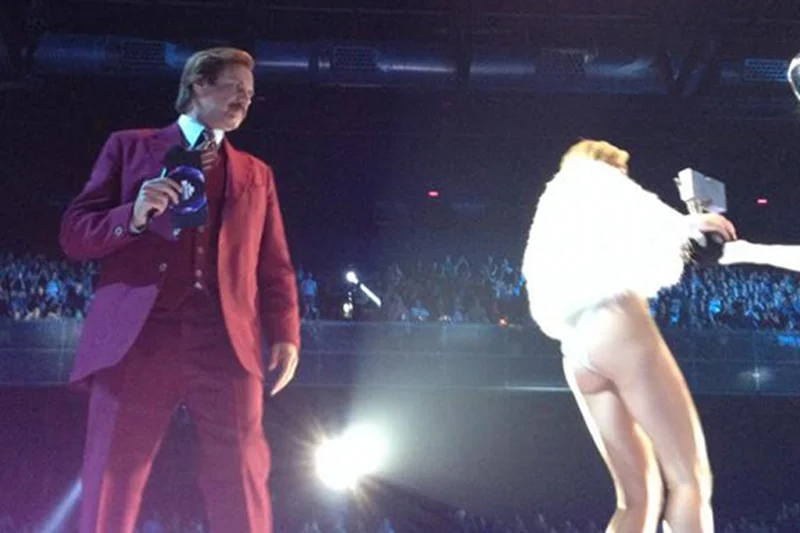 Ron Burgundy i Miley Cyrus podczas europejskich nagród MTV