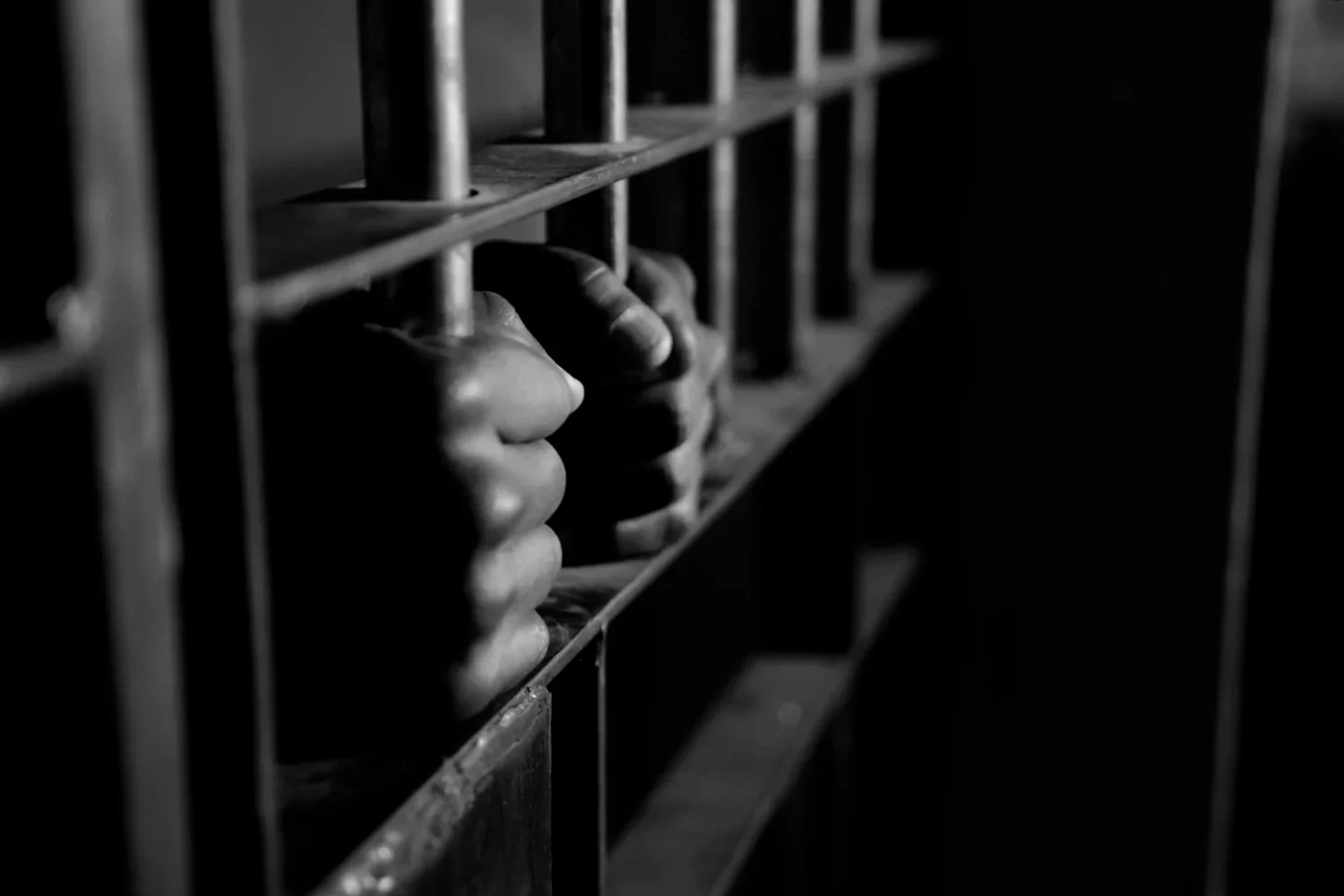 Szwedzka policja poinformowała, że dwoje strażników, którzy przetrzymywani byli przez więźniów w zakładzie karnym pod Eskilstuną, zostali w środę wypuszczeni.