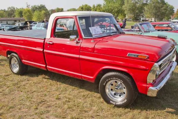 Klasyczny Ford F100 z 1955 roku