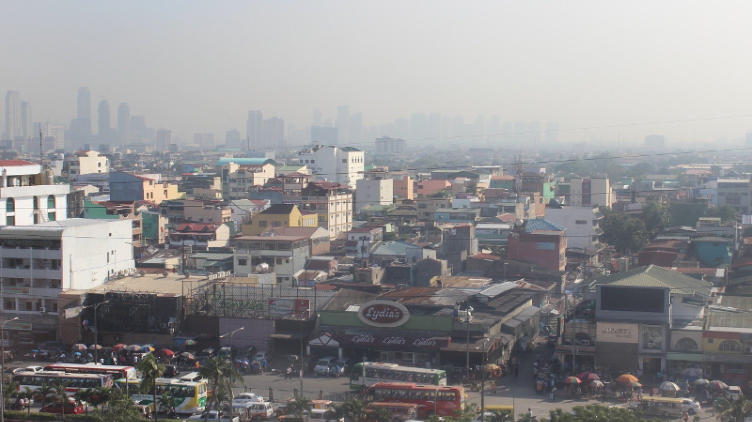 Manila  - widok z pokoju hotelowego "Tune hotel"