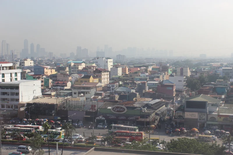 Manila  - widok z pokoju hotelowego "Tune hotel"