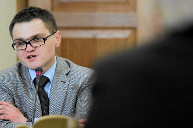 Rafał Rogalski, były prawnik Jarosława Kaczyńskiego, krytykuje prawicę za reanimowanie teorii o sztucznej mgle w Smoleńsku.