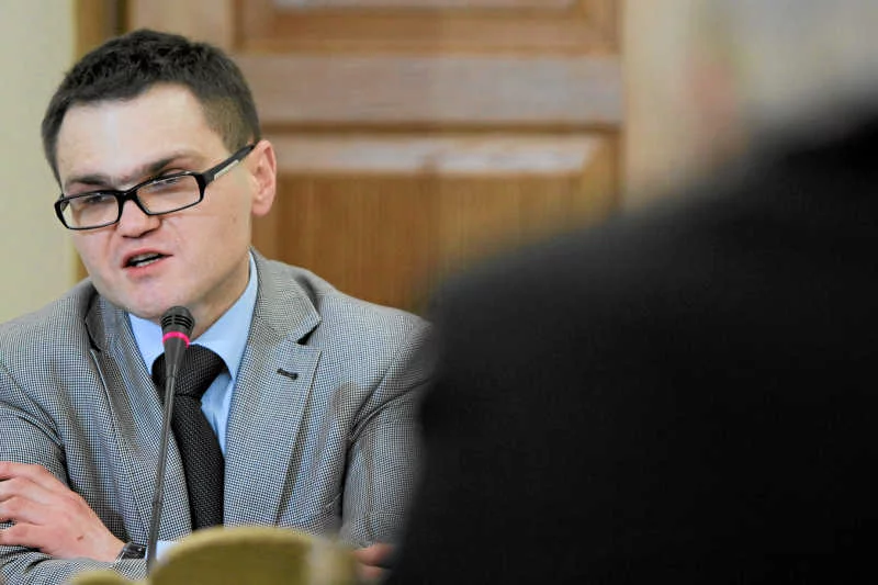 Rafał Rogalski, były prawnik Jarosława Kaczyńskiego, krytykuje prawicę za reanimowanie teorii o sztucznej mgle w Smoleńsku.