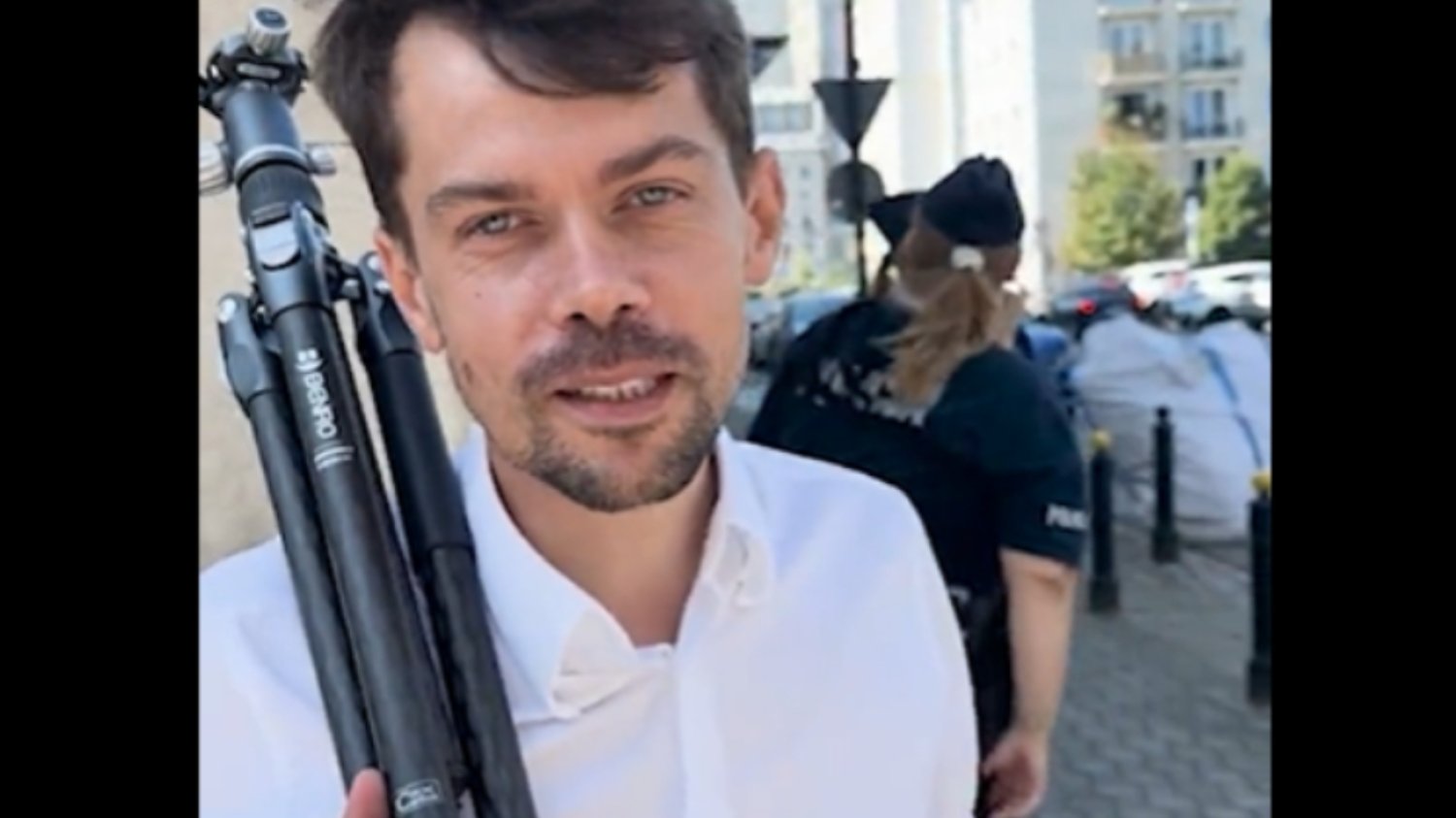 Policja śledziła Michała Kołodziejczaka po konferencji przed budynkiem TVP.