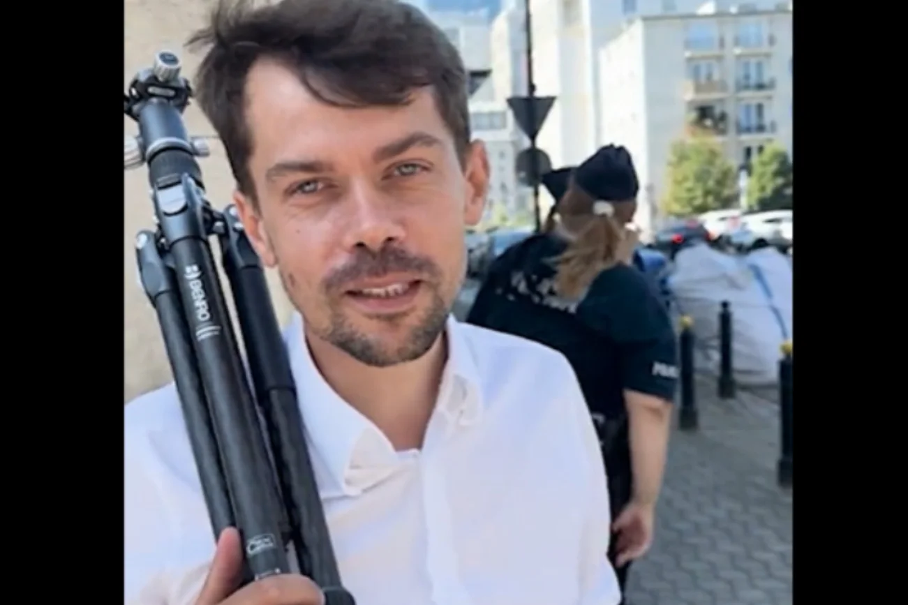 Policja śledziła Michała Kołodziejczaka po konferencji przed budynkiem TVP.