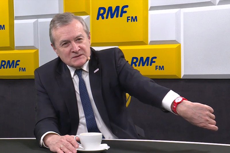 Piotr Gliński prezentuje zegarek, który pożyczył od córki.