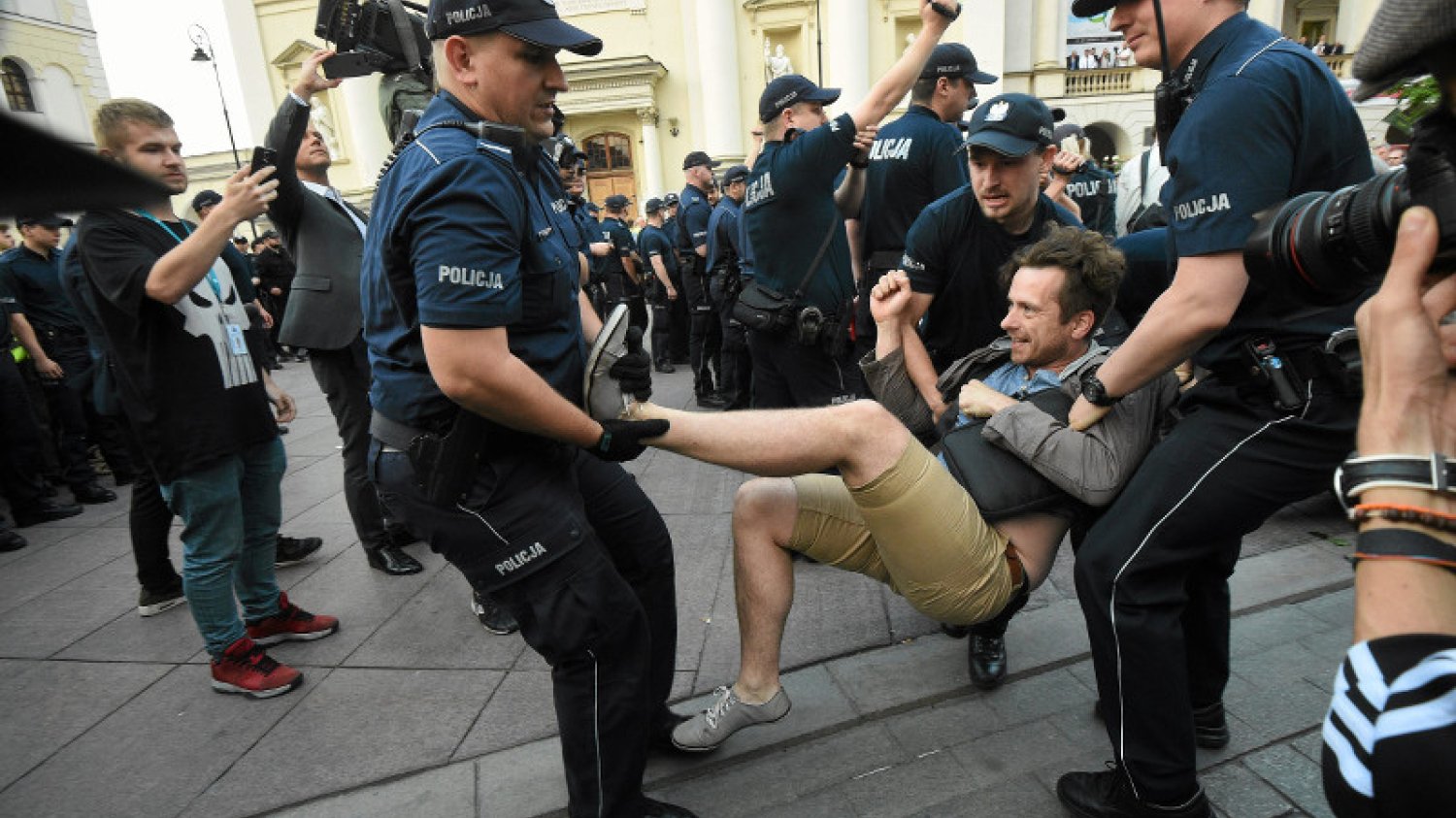 Tak policja usuwała demonstrantów z Krakowskiego Przedmieścia
