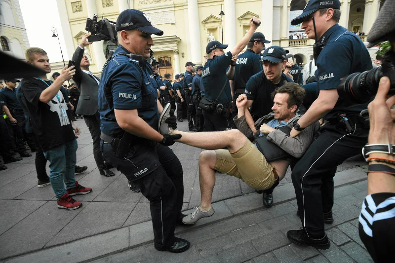 Tak policja usuwała demonstrantów z Krakowskiego Przedmieścia
