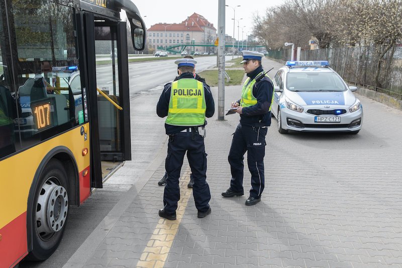 Policjanci podczas kontroli liczby pasażerów w autobusie w Warszawie w związku z pandemią koronawirusa.