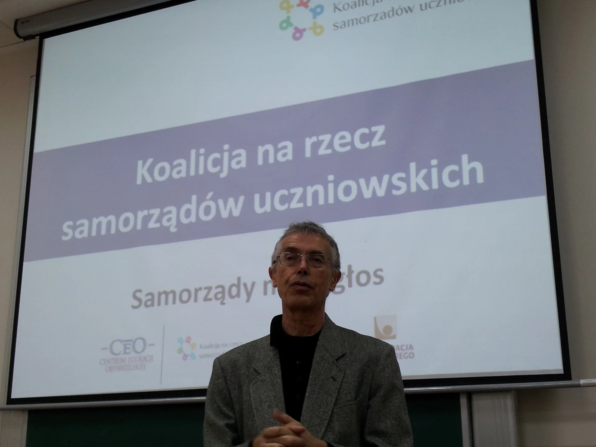 Jacek Strzemieczny na konferencji zorganizowanej przez Koalicję na rzecz samorządów uczniowskich.