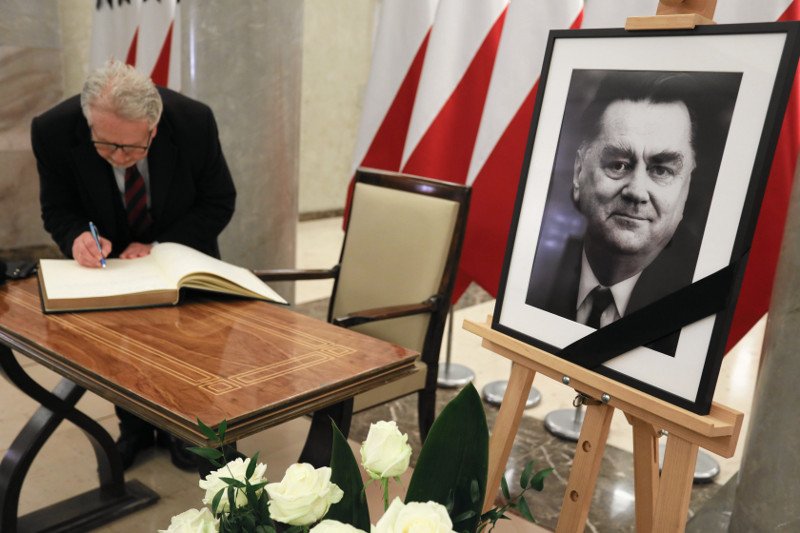 Księga kondolencyjna wyłożona w Kancelarii Premiera po śmierci Jana Olszewskiego.