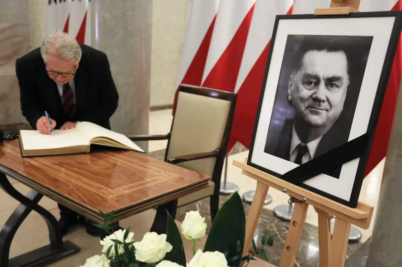 Księga kondolencyjna wyłożona w Kancelarii Premiera po śmierci Jana Olszewskiego.