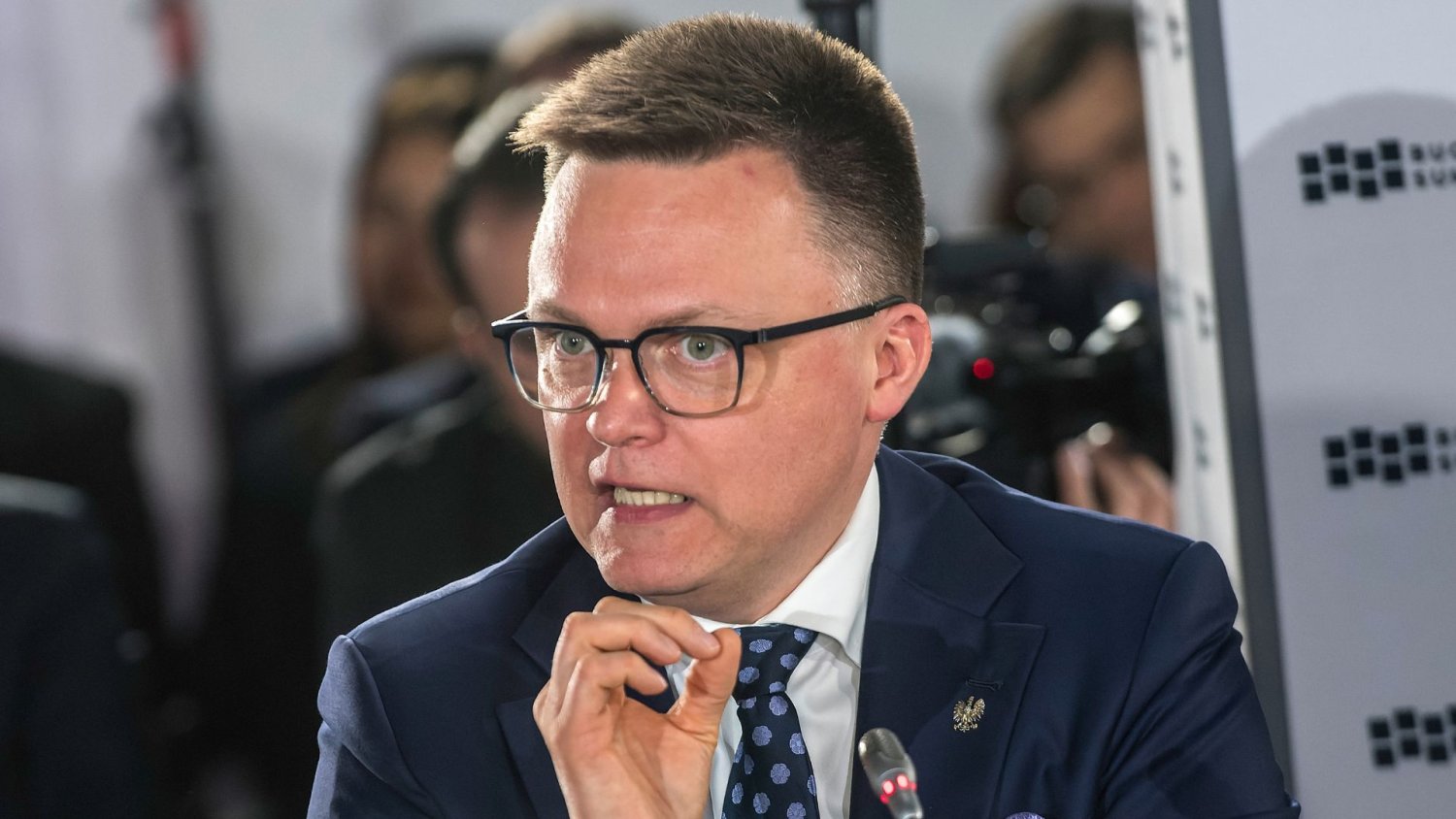 Nawet Hołownia wbija nóż w plecy Hennig-Kloski. 