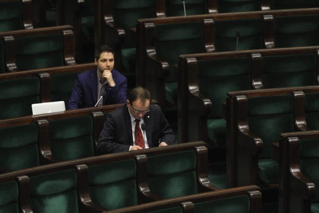 Skład Sejmu ulega zmianie. Odchodzący posłowie dostaną odprawy w sumie za 6,5 mln złotych, nowi – iPady Air